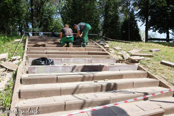 В центральном сквере Смоленска ремонтируют лестницу