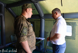 В Смоленске Александр Новиков посетил мобильный пункт отбора на военную службу