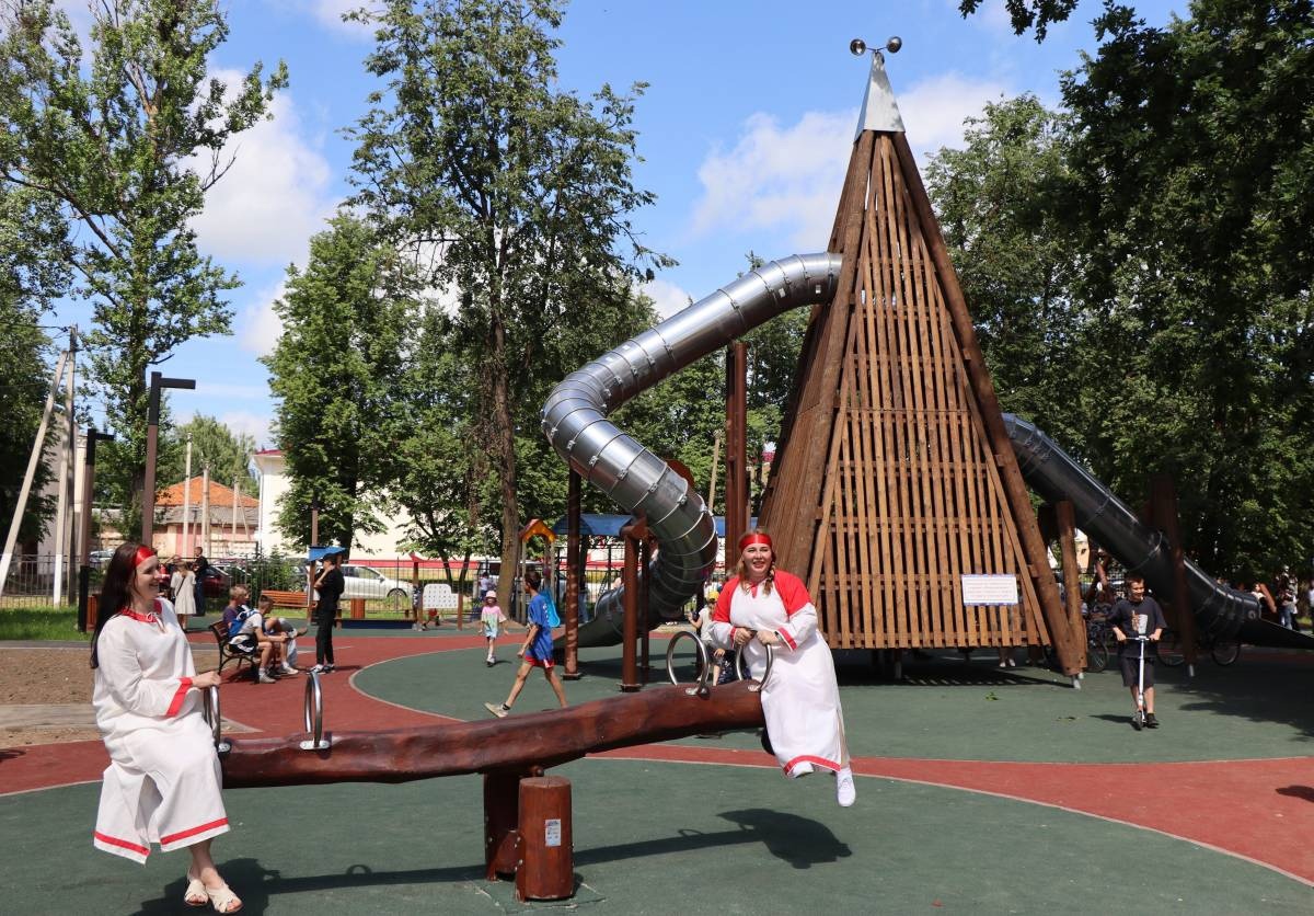 Жители Сычёвки встретили сразу три праздника. Один из них - открытие современного «Парка Сыча»