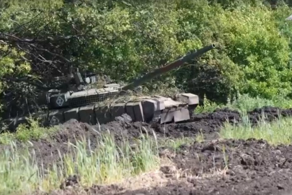 Экипаж танка Т-80 уничтожил боевую машину «Брэдли» производства США с расстояния в десять километров