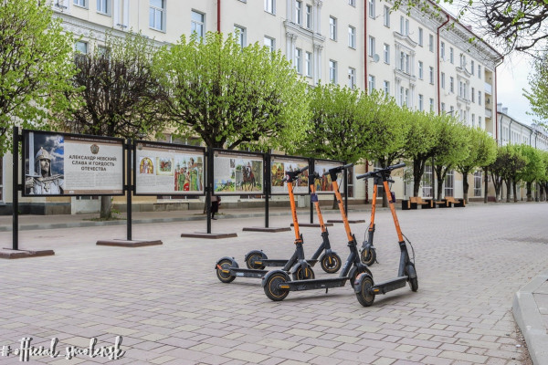В Смоленске определят места, где движение на электросамокатах будет запрещено