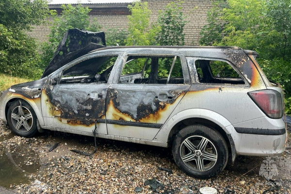 В Вяземском районе Opel Astra загорелся на ходу