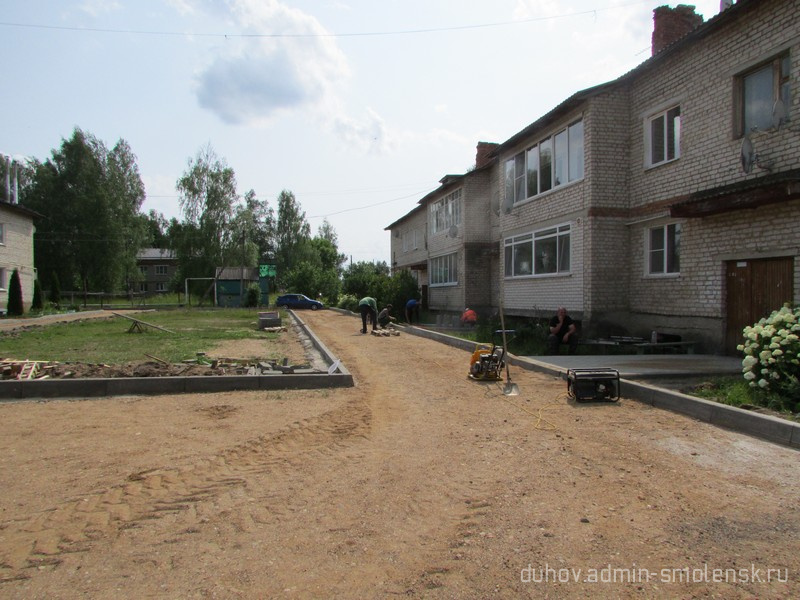 В Духовщине продолжают благоустройство дворов на улице Максима Горького 