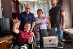 Сергей Неверов передал инвалидную коляску смолянину с ОВЗ