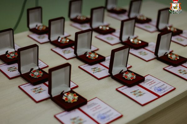 16 смоленских добровольцев наградили почетными знаками «За исцеление и милосердие»