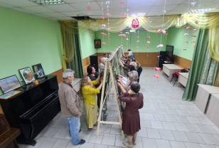 В храме Святых Новомучеников города Смоленска изготавливают маскировочные сети для СВО