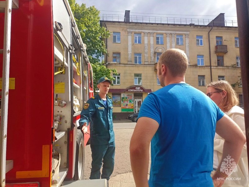 Гости из столицы посетили смоленский музей пожарных и спасателей