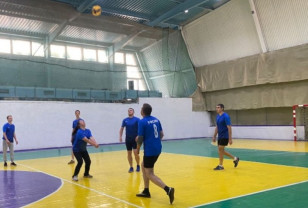 В Смоленске сотрудники УФСИН сразились на волейбольном турнире