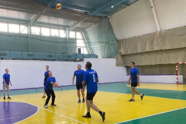 В Смоленске сотрудники УФСИН сразились на волейбольном турнире
