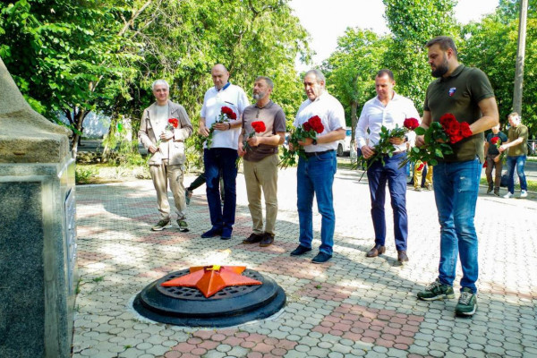 Сергей Неверов и Артём Туров взяли шефство над мемориалом в селе ДНР
