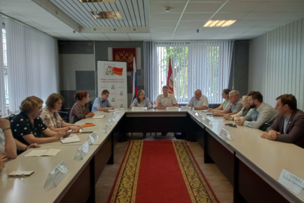 В Смоленске прошёл круглый стол с участием представителей региональных отделений политических партий России