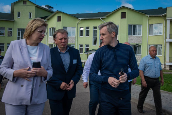 Василий Анохин посетил дом-интернат «Мольгино-Городня» в Новодугинском районе