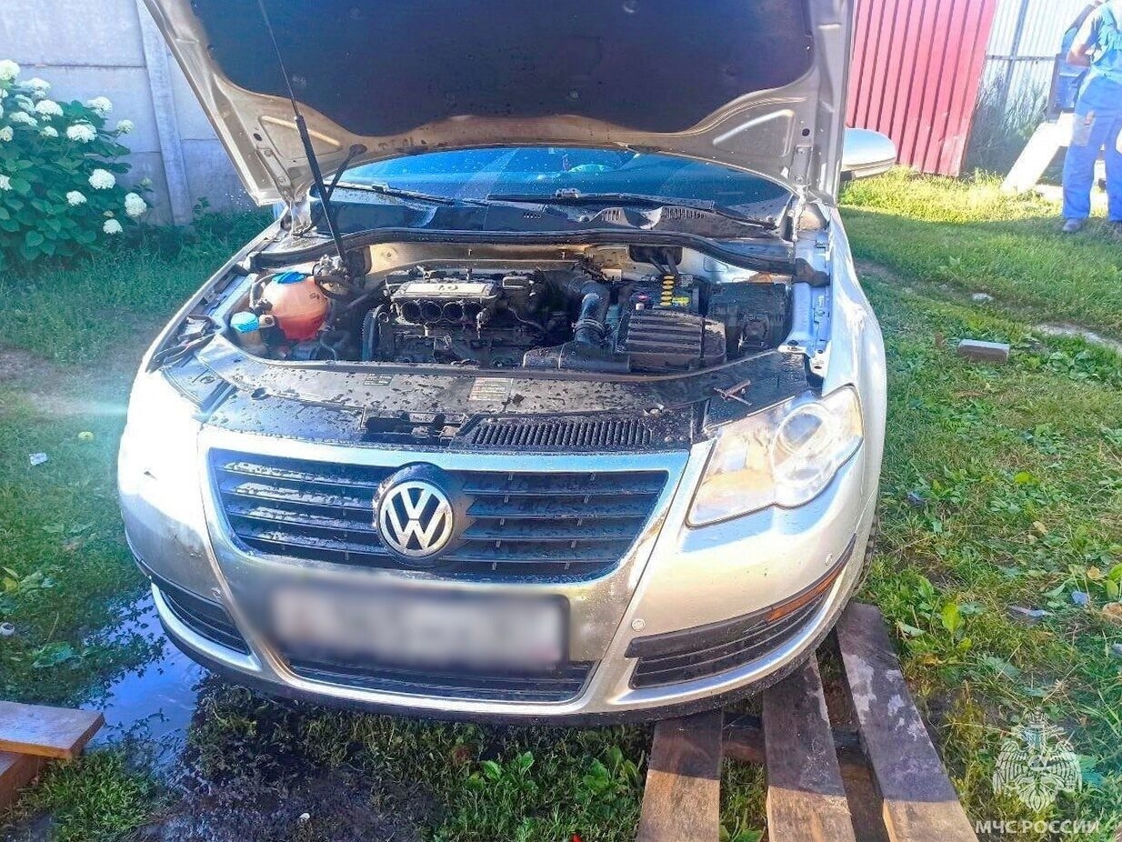 В Ярцеве автолюбитель самостоятельно ликвидировал возгорание Volkswagen Passat