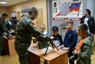 Спецназовцы смоленского УФСИН провели урок мужества для ребят из школы будущего разведчика