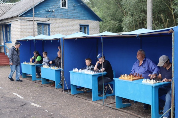 В Монастырщине Международный день шахмат отметили сеансом одновременной игры 