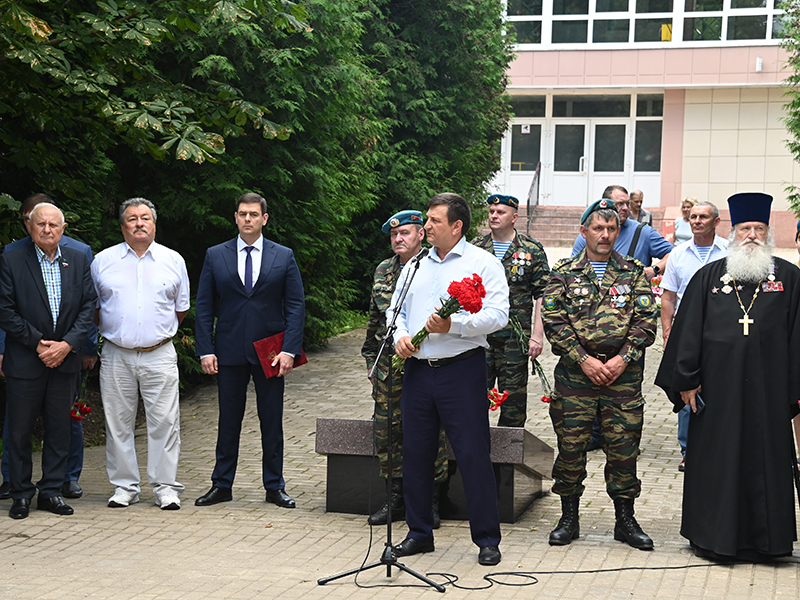 В Смоленске в Сквере памяти воинов-интернационалистов прошел митинг, посвященный Дню ВДВ