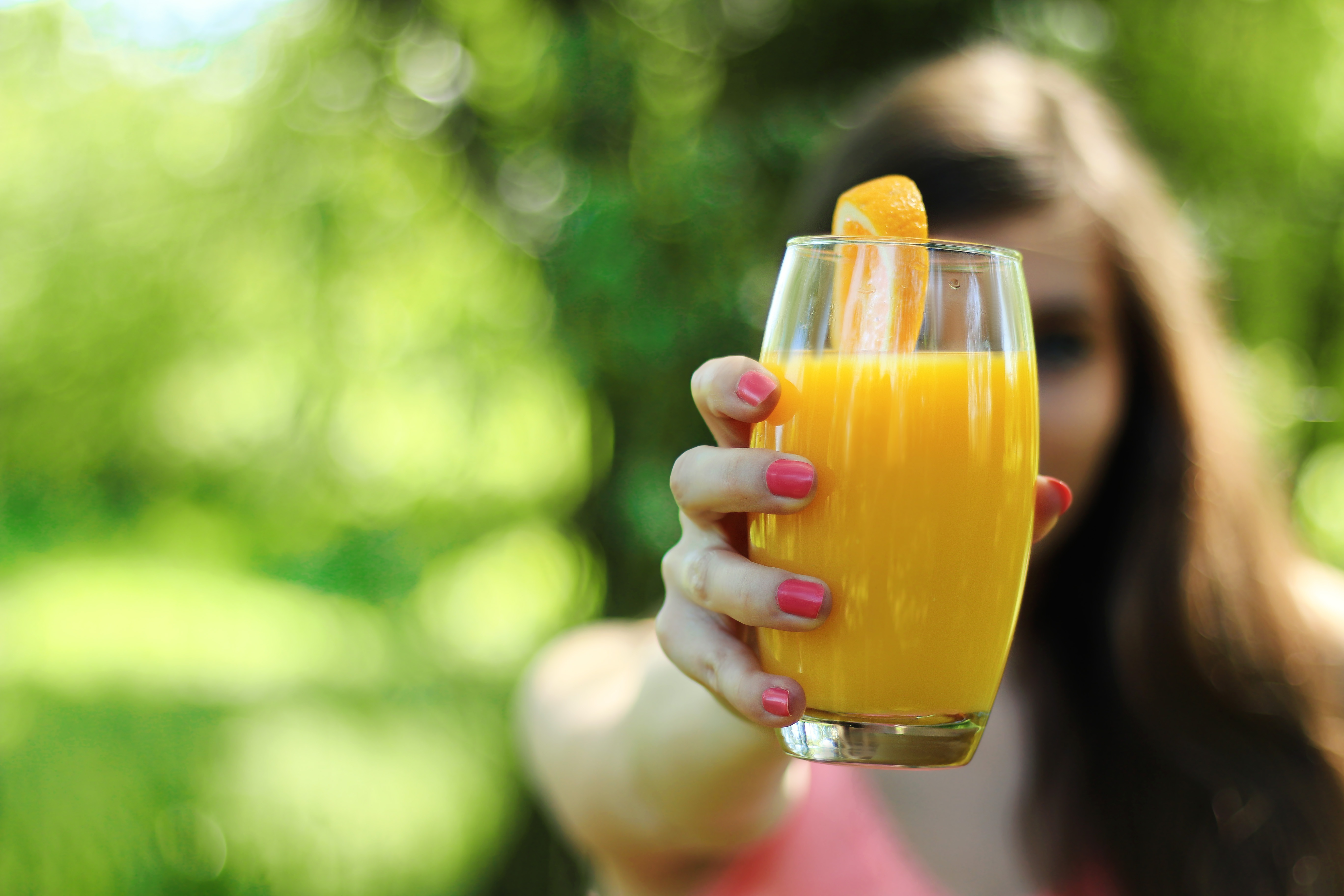 Кто пил напиток. Девушка пьет свежевыжатый сок. Свежевыжатый апельсиновый сок. Девушка с лимонадом. Пьет апельсиновый сок.