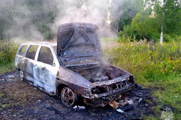 В Смоленской области 25-летний Volkswagen выгорел до основания
