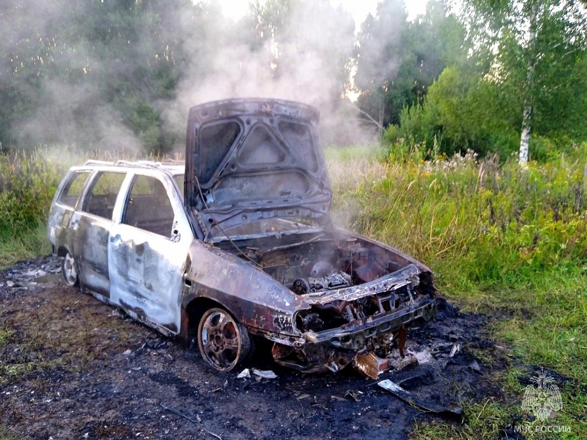 В Смоленской области 25-летний Volkswagen выгорел до основания