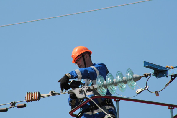 399 обрывов проводов линий электропередачи устранили энергетики на Смоленщине после урагана