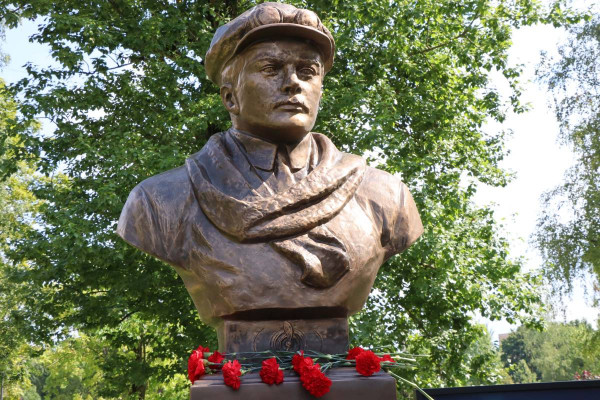 В Смоленске торжественно открыли памятник первому лётчику России Михаилу Ефимову
