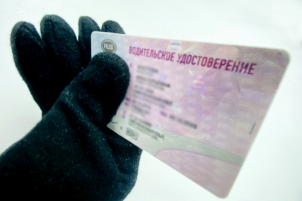 В Смоленской области дорожные полицейские изъяли у водителя поддельные права