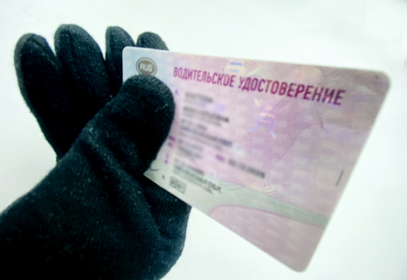 В Смоленской области дорожные полицейские изъяли у водителя поддельные права