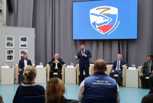 Денис Пушилин наградил волонтёров за помощь ДНР – в их числе единороссы и молодогвардейцы