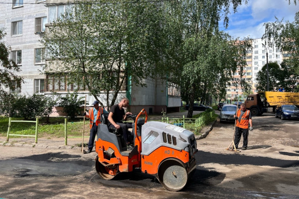 В Смоленске общими усилиями привели в порядок двор на улице Попова