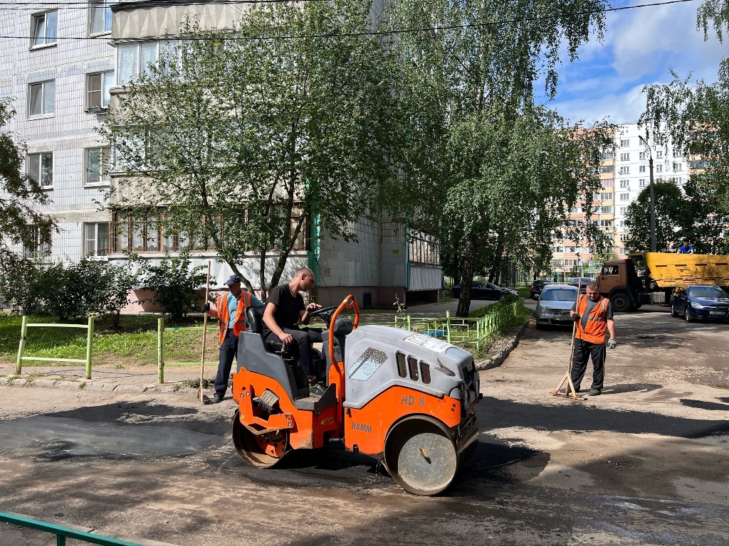 Смоленская газета - В Смоленске общими усилиями привели в порядок двор на  улице Попова