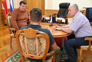 Игорь Ляхов встретился со смолянами из добровольческого отряда «Феникс»
