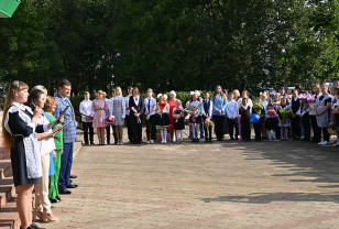 Игорь Ляхов посетил торжественные линейки в школах Сафоновского района