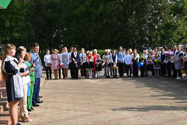 Игорь Ляхов посетил торжественные линейки в школах Сафоновского района