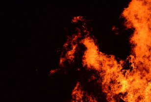 В Смоленске в ночном пожаре горела Audi 100
