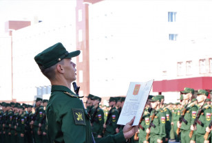 Более 200 первокурсников военной академии Смоленска приняли присягу