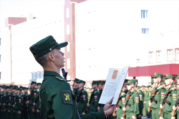 Более 200 первокурсников военной академии Смоленска приняли присягу