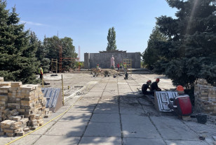 Сергей Неверов помогает восстановить мемориал в подшефном Смоленской области районе ДНР