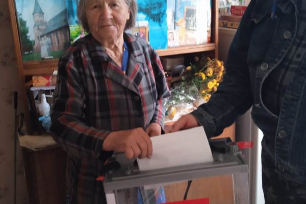На выборах в Смоленской области проголосовала старейшая жительница деревни Самсонцы