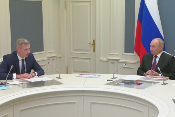 Владимир Путин проводит рабочую встречу с врио губернатора Смоленской области