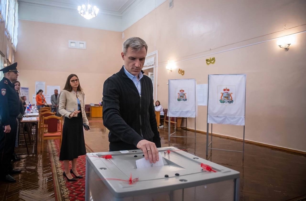 Василий Анохин проголосовал на выборах губернатора и депутатов облдумы