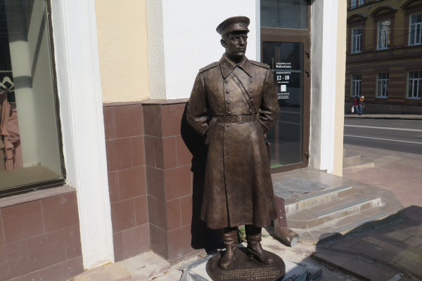 В центре Смоленска установили памятник легендарному постовому Курицыну