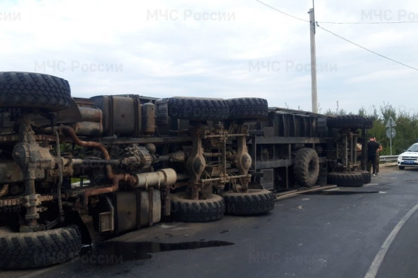 В Смоленской области на автодороге перевернулся грузовик