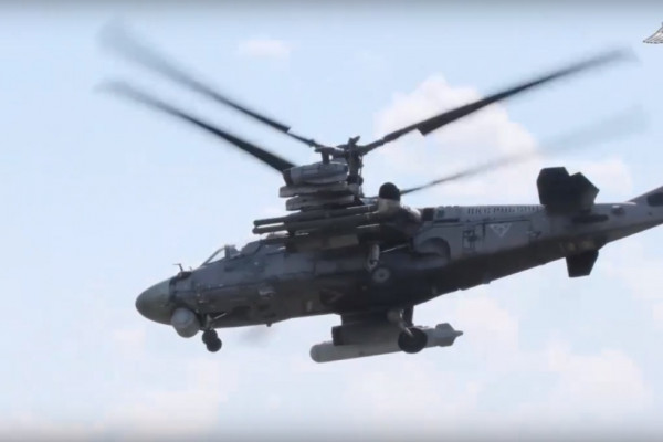 Минобороны РФ показало боевую работу экипажей разведывательно-ударных вертолетов Ка-52