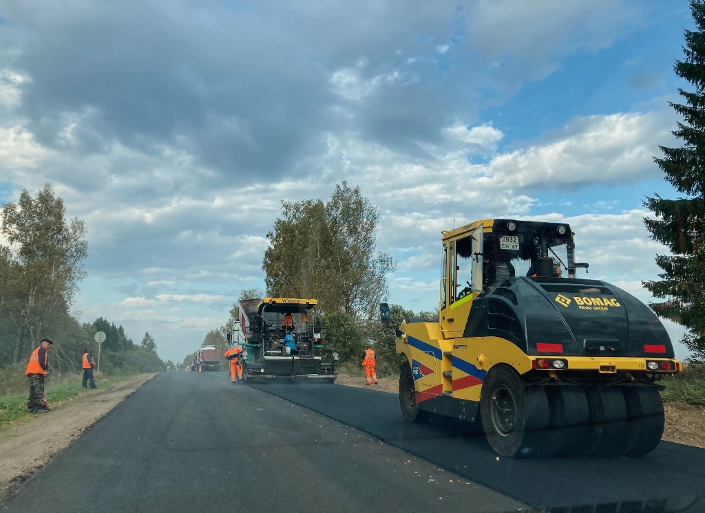 На соединяющей Смоленскую и Тверскую области дороге продолжается ремонт