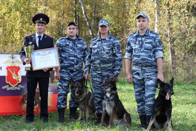 Команда смоленских полицейских вошла в число призеров Чемпионата МВД России по многоборью кинологов