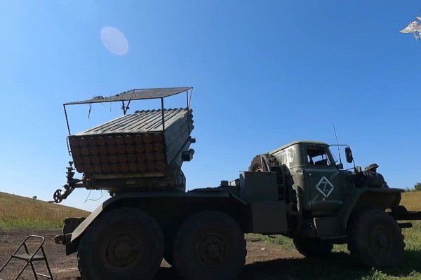 Кадры боевой работы артиллерийского расчёта «Торнадо-Г» в зоне СВО