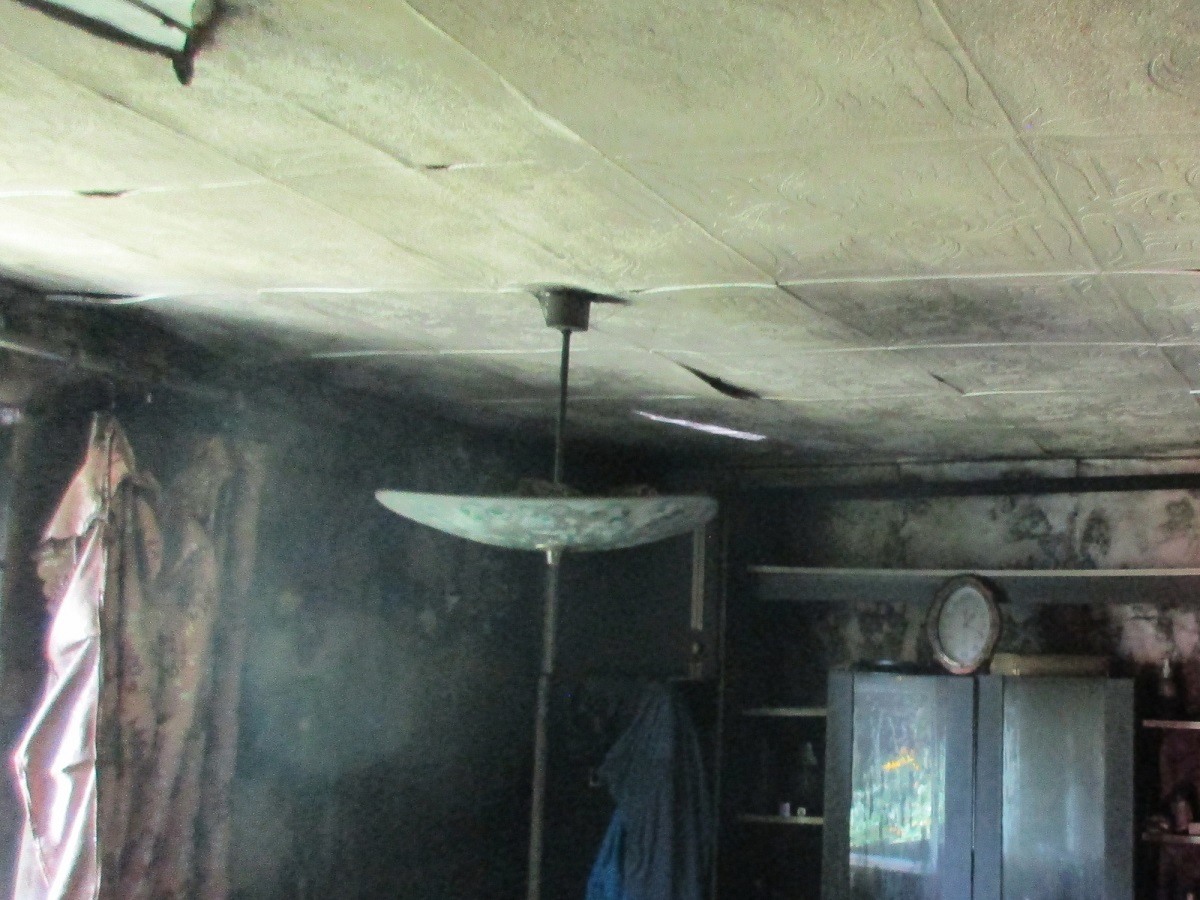 В Краснинском районе в одноэтажке горела квартира