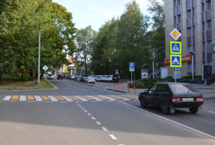 В Смоленске ремонтируют ведущие к медицинским учреждениям дороги 