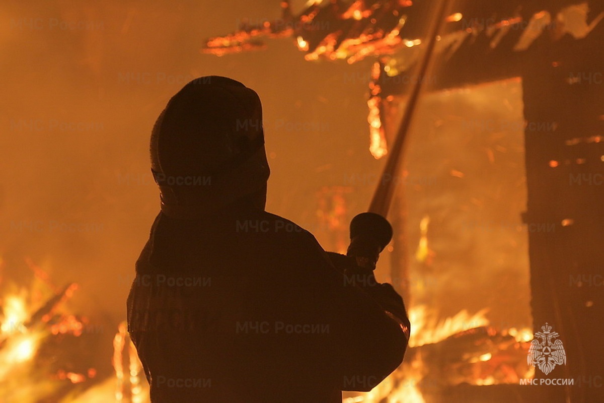 В Десногорске ночью вспыхнуло бесхозное строение