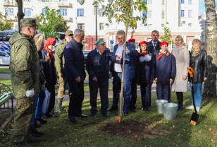 Глава города принял участие в высадке деревьев в центральном сквере Смоленска